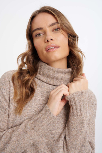 Stylowy, jasnobeżowy sweter z obszernym golfem Stylowy, jasnobeżowy sweter z obszernym golfem