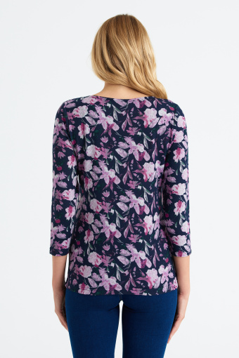 Dzianinowy sweter w różowe kwiaty, dopasowany fason