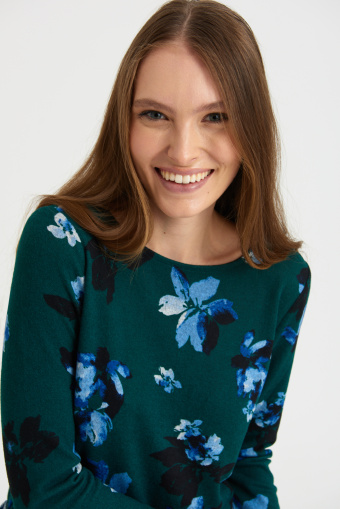 Ciemnozielony sweter z rękawami 3/4, nadruk w kwiaty