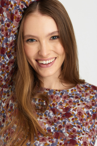 Prosty, dzianinowy sweter z nadrukiem typu "łączka" Prosty, dzianinowy sweter z nadrukiem typu "łączka"