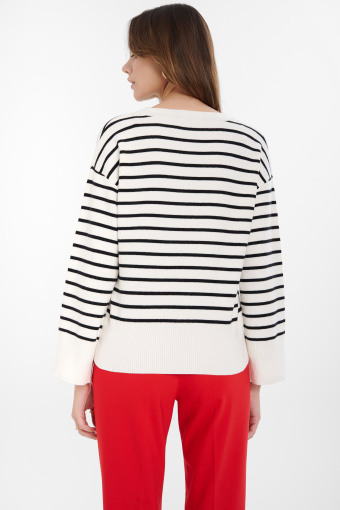 Kremowy sweter w paski