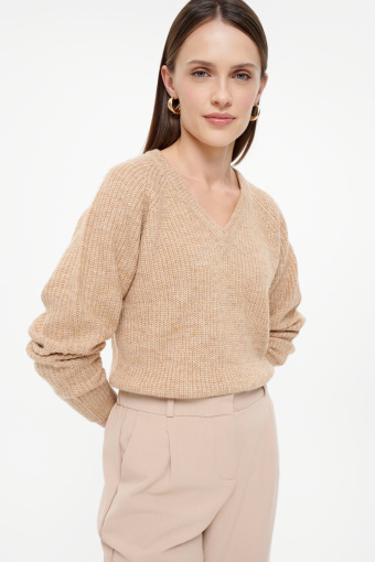 Beżowy sweter z miękkiej dzianiny