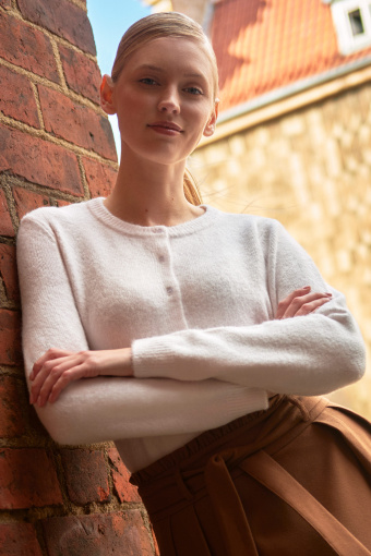 Klasyczny, biały kardigan z długim rękawem