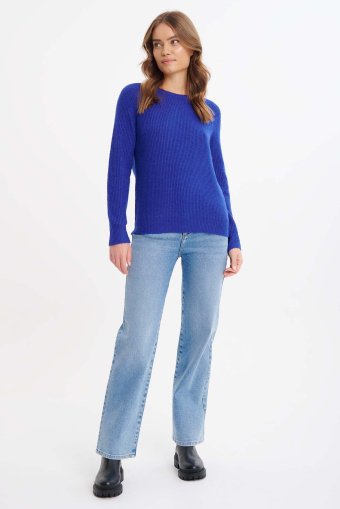 Ciemnoniebieski sweter ze strukturalnej dzianiny