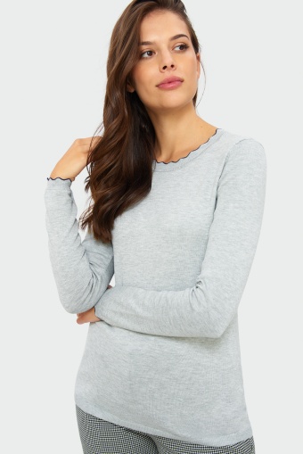 Sweter o dopasowanym kroju Sweter o dopasowanym kroju