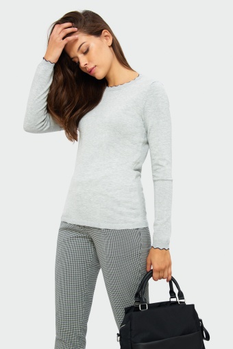 Sweter o dopasowanym kroju Sweter o dopasowanym kroju