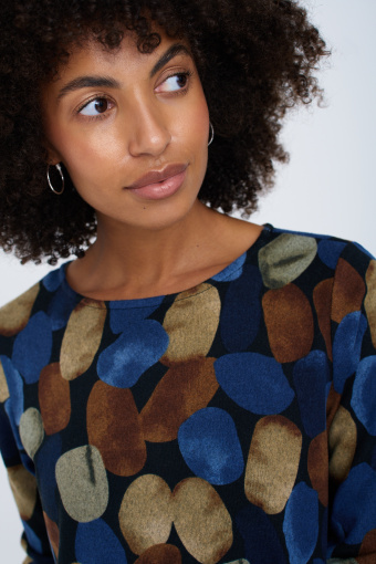 Prosty sweter z troczkiem w barwny nadruk Prosty sweter z troczkiem w barwny nadruk