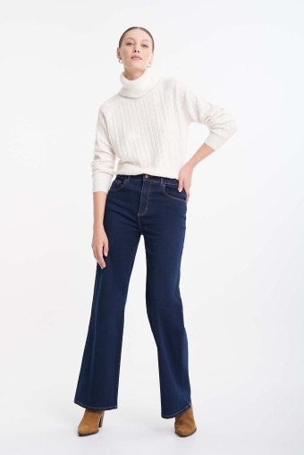 Beżowy golf z warkoczowym splotem