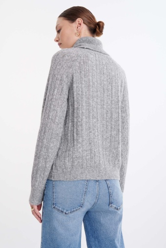 Dzianinowy golf z dekoracyjnymi warkoczami