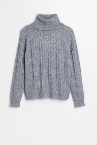 Dzianinowy golf z dekoracyjnymi warkoczami