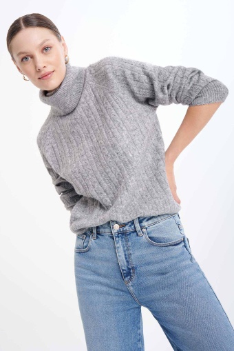 Dzianinowy golf z dekoracyjnymi warkoczami