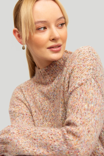 Sweter o luźnym kroju ze stójką Sweter o luźnym kroju ze stójką