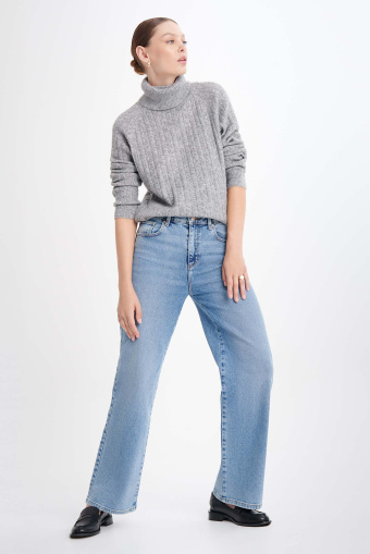 Dzianinowy golf z dekoracyjnymi warkoczami