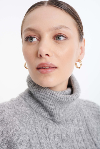 Dzianinowy golf z dekoracyjnymi warkoczami