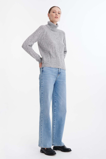 Dzianinowy golf z dekoracyjnymi warkoczami