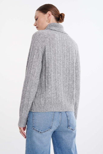 Dzianinowy golf z dekoracyjnymi warkoczami