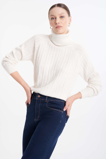 Beżowy golf z warkoczowym splotem