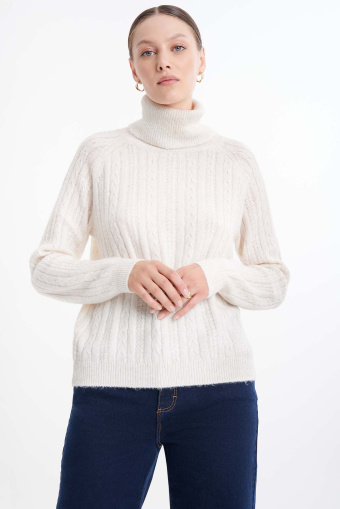 Beżowy golf z warkoczowym splotem