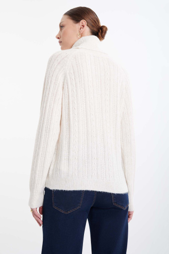 Beżowy golf z warkoczowym splotem