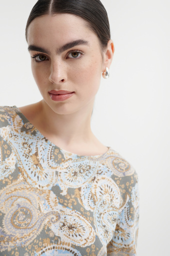 Wzorzysty sweter o dopasowanym fasonie  Wzorzysty sweter o dopasowanym fasonie