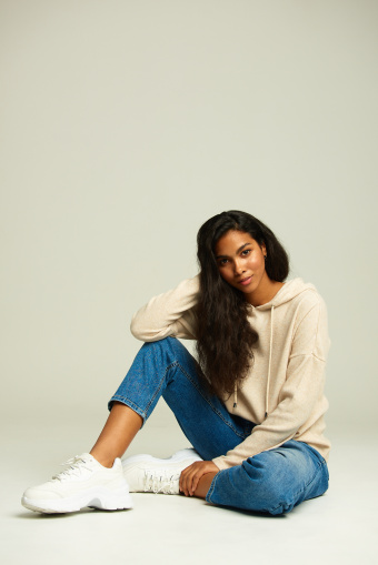 Sweter z kapturem z miękkiej dzianiny Sweter z kapturem z miękkiej dzianiny