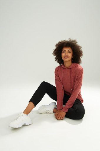 Sweter z kapturem z miękkiej dzianiny