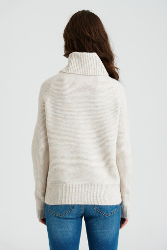 Połyskujący sweter z golfem, kremowy