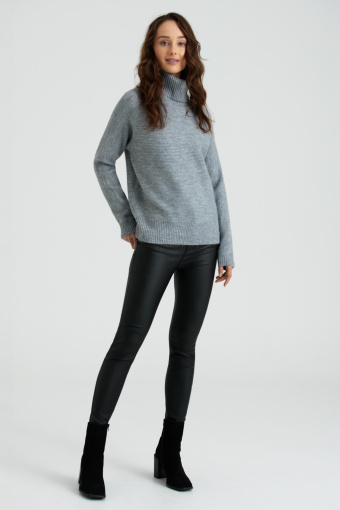 Szary sweter z golfem i subtelnym połyskiem