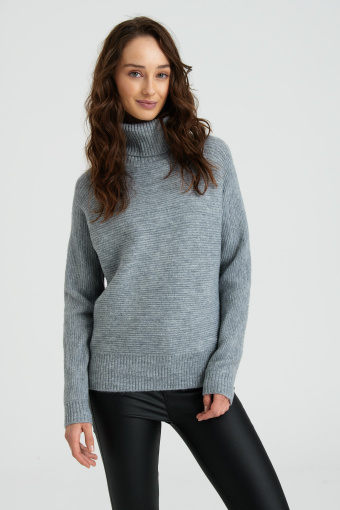 Szary sweter z golfem i subtelnym połyskiem