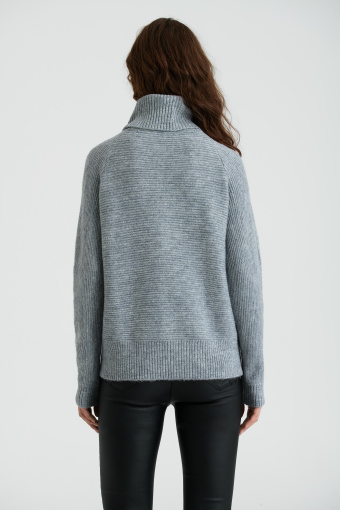 Szary sweter z golfem i subtelnym połyskiem