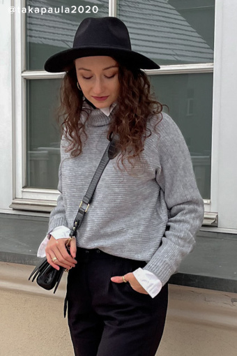 Szary sweter z golfem i subtelnym połyskiem