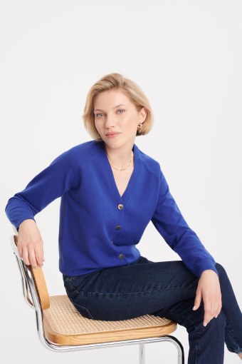 Ciemnoniebieski kardigan z dekoltem V, zapinany na guziki