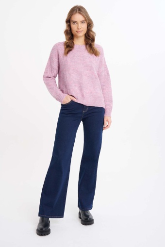 Klasyczny, prosty sweter w jasnym odcieniu fioletu Klasyczny, prosty sweter w jasnym odcieniu fioletu