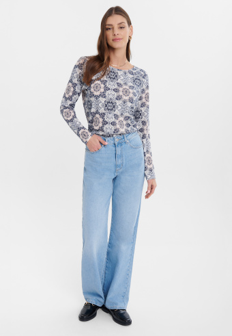 Sweter o klasycznym fasonie, wzór paisley