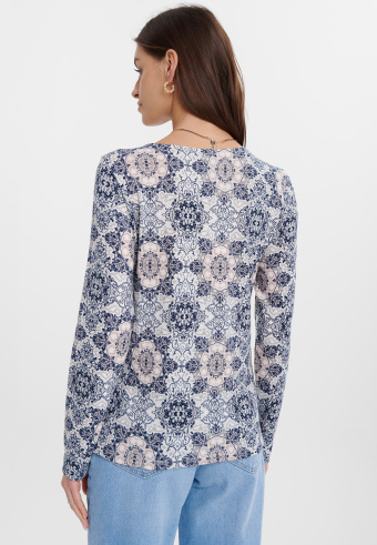 Sweter o klasycznym fasonie, wzór paisley