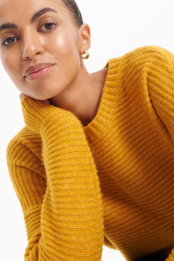 Stylowy sweter w musztardowym kolorze Stylowy sweter w musztardowym kolorze