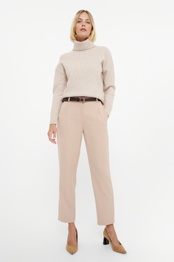 Klasyczny beżowy sweter z golfem Klasyczny beżowy sweter z golfem