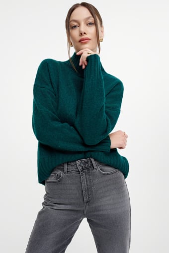 Ciemnozielony sweter z golfem