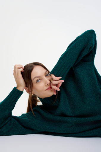 Ciemnozielony sweter z golfem