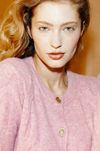 Różowy kardigan z warkoczami Różowy kardigan z warkoczami