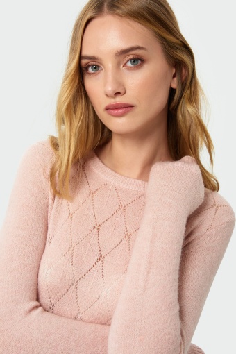 Miękki sweter o dopasowanym kroju