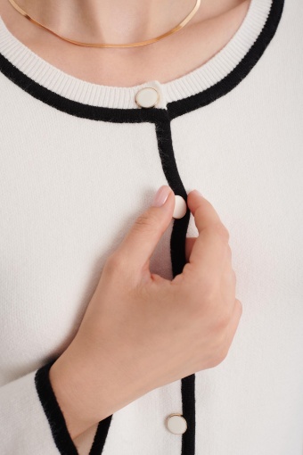 Elegancki kardigan z kontrastową lamówką