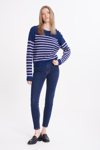 Casualowy sweter w paski z ozdobnymi guzikami Casualowy sweter w paski z ozdobnymi guzikami
