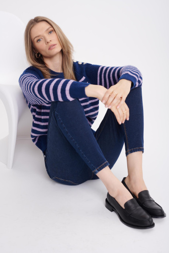 Casualowy sweter w paski z ozdobnymi guzikami Casualowy sweter w paski z ozdobnymi guzikami