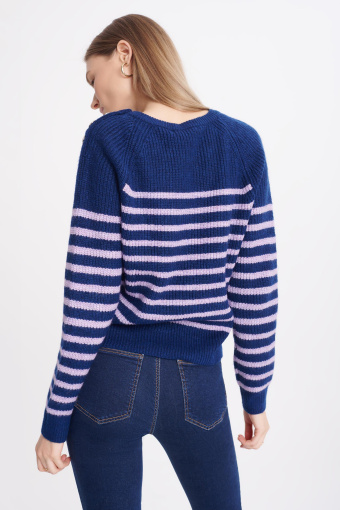 Casualowy sweter w paski z ozdobnymi guzikami Casualowy sweter w paski z ozdobnymi guzikami