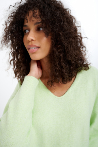 Pastelowy sweter z dekoltem V