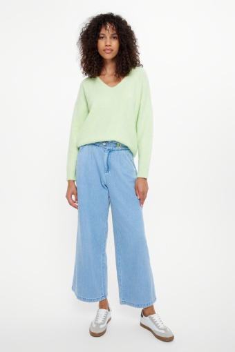 Pastelowy sweter z dekoltem V