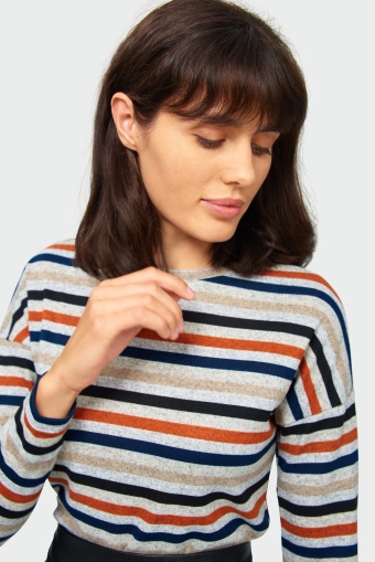 Sweter o luźnym kroju z nadrukiem