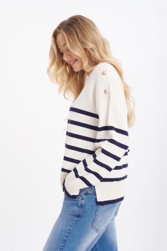 Sweter w paski, dekoracyjne guziki na ramionach
