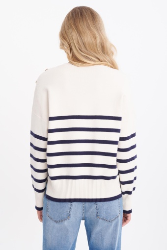 Sweter w paski, dekoracyjne guziki na ramionach